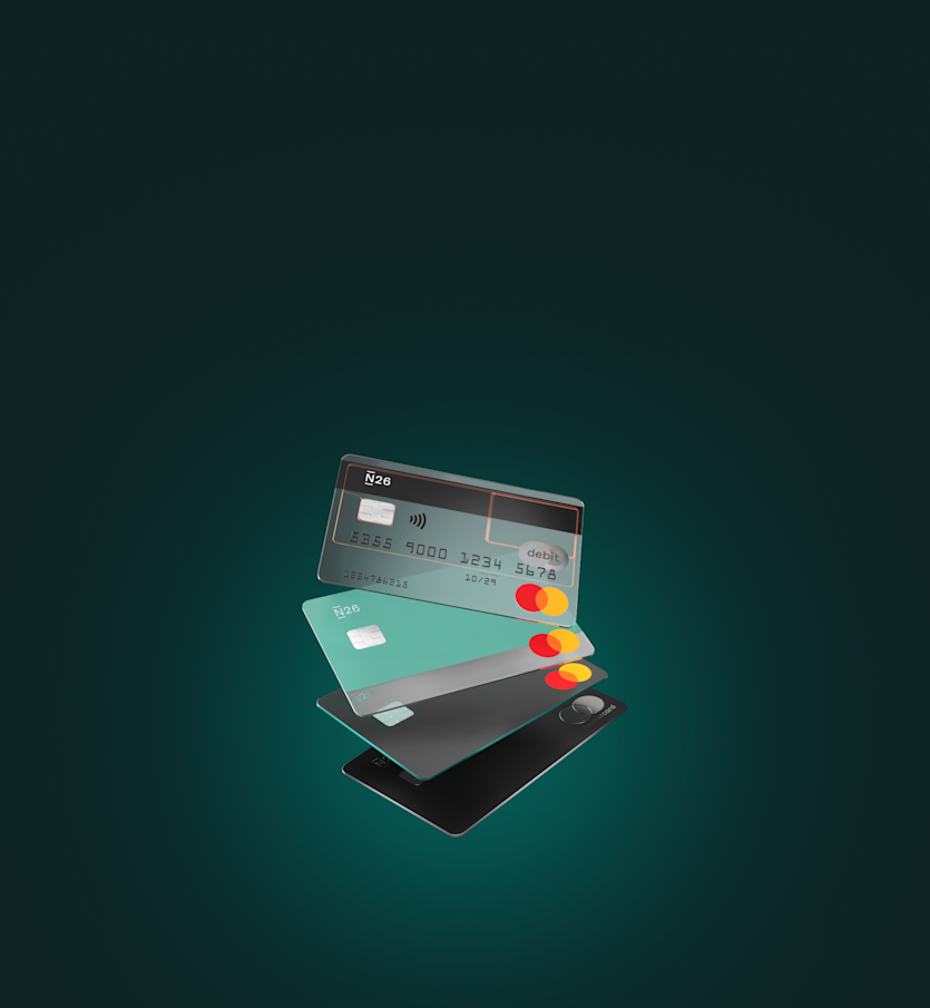 Ein vertikaler Stapel von vier N26 Mastercard-Debitkarten in verschiedenen Farben, darunter transparent, grau, petrol und schwarz, die vor einem dunkel-petrolfarbenen Hintergrund schweben.