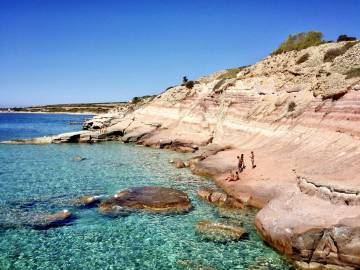 Una spiaggia rocciosa in Sardegna.