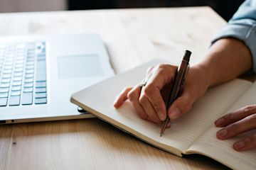 mujer que toma notas en un cuaderno.