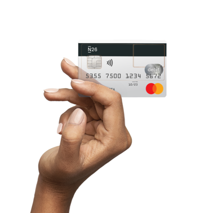 Un mano sujetando una tarjeta de crédito de N26 transparente.