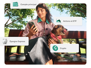 Une jeune femme assise sur un banc dans un parc avec son chien, utilisant son téléphone, avec des étiquettes flottantes pour des services financiers comme "Compte principal", "Compte épargne", "Actions et ETF" et "Crypto".