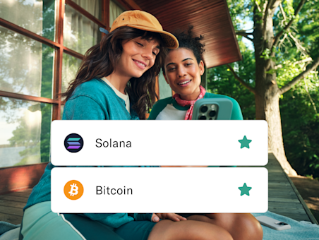 Una mujer sostiene un smartphone, con tarjetas superpuestas que muestran los nombres de las criptomonedas Stellar, Aave y Avalanche.