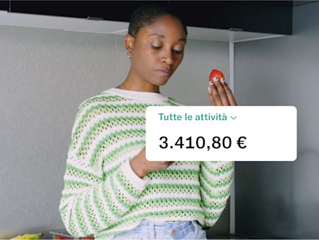 Icona di tutte le attività N26 che mostra 3418 euro con un'immagine di sfondo di una donna che mangia una deliziosa fragola.