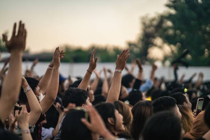 Un public assiste à un spectacle lors d'un festival de musique.