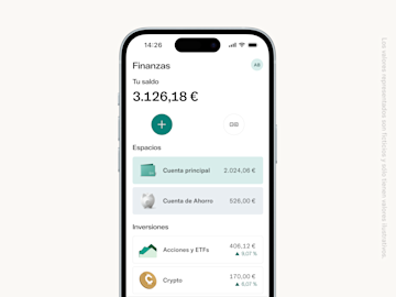 Un smartphone muestra la pantalla de finanzas de N26 con saldo total, ahorros y valores de la cartera de inversiones.