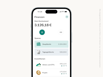Ein Smartphone zeigt den N26-Finanzbildschirm mit Gesamtguthaben, Ersparnissen und Anlagewerten.
