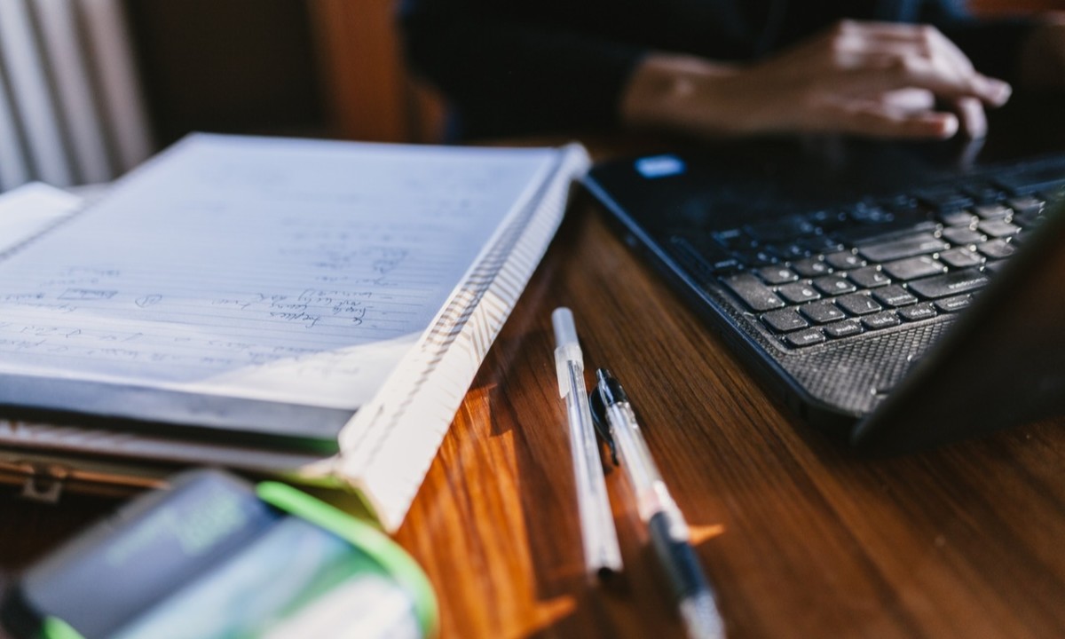 Le bureau d'un auto-entrepreneur avec un bureau, des crayons et un bloc-notes.