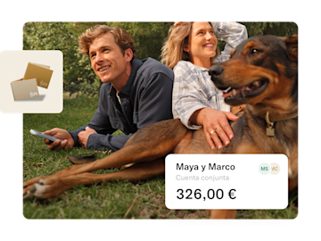 Una pareja tumbada en el césped con su perro, sosteniendo un teléfono móvil, y una pantalla financiera que muestra una cuenta conjunta con un saldo de 326 € titulada "Maya & Marco.".