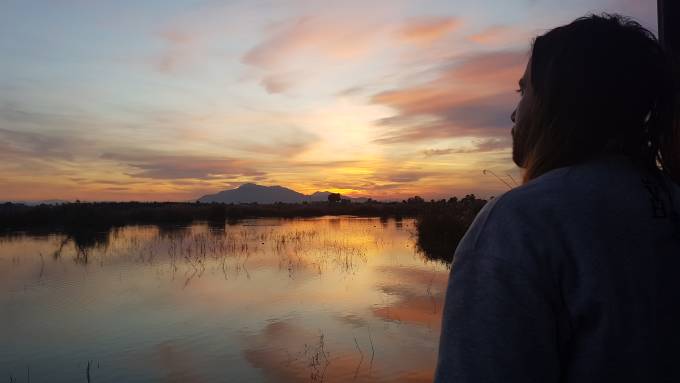 Viajero mirando un lago.