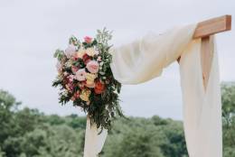Flores de matrimonio en un arco de madera.