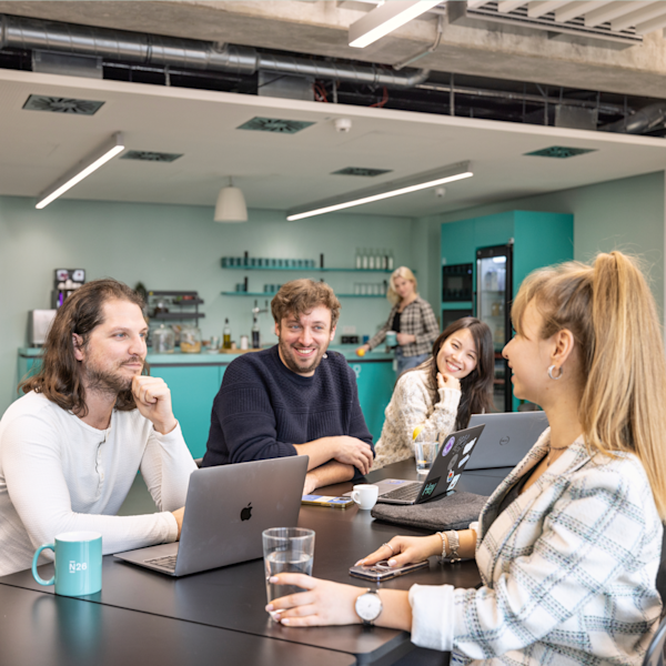 N26 team members working together at a table, demonstrating the company's collaborative culture.