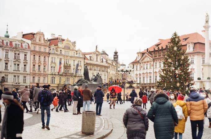 Menschen, die während der Weihnachtszeit durch ein altes Stadtzentrum laufen.