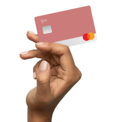 Eine Hand hält eine rhabarberfarbene N26-Karte.
