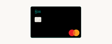 Una carta di credito Mastercard N26 nera con un chip EMV d'argento in alto a sinistra e il logo Mastercard rosso e giallo in basso a destra.