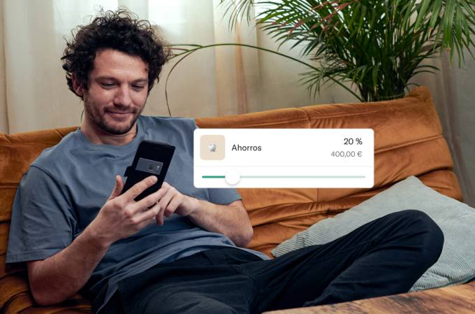 Hombre sentado en un sofá y usando la nueva función de clasificación de ingresos.