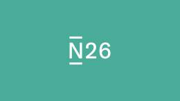 Ein N26-Logo vor einem grünen Hintergrund.