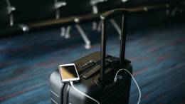 Smartphone en una maleta en un aeropuerto.