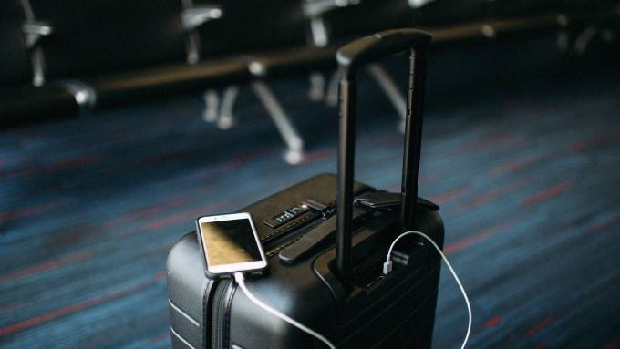 smartphone sur une valise dans un aéroport.