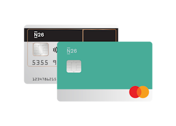 Eine Reihe von zwei N26 Mastercard Debitkarten.