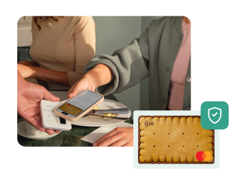 Una persona che utilizza la carta virtuale N26 per effettuare un pagamento, con un'immagine in primo piano della carta virtuale con la forma di un biscotto in primo piano.