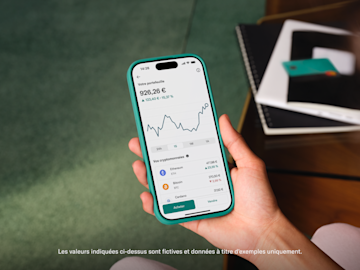 Une main tient un smartphone affichant un portefeuille de cryptomonnaies avec un graphique linéaire et les soldes.