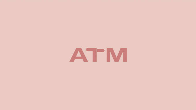 Un texte "ATM" sur fond de lecture.