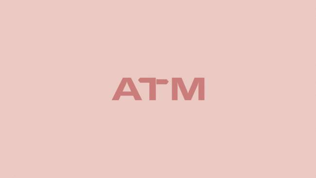 Ein Text "ATM" vor einem rosa Hintergrund.