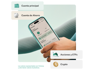 Mano sosteniendo un móvil con la aplicación N26 abierta y mostrando el saldo de la cuenta y el saldo de Acciones y ETF.