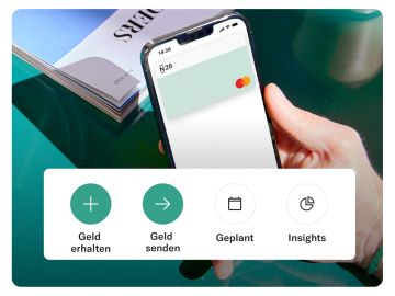 Hand hält ein Mobiltelefon, auf dem die virtuelle N26-Karte zu sehen ist. Im Vordergrund befindet sich ein Popup mit vier Schaltflächen: Geld hinzufügen, Geld senden, geplant und Einblicke.