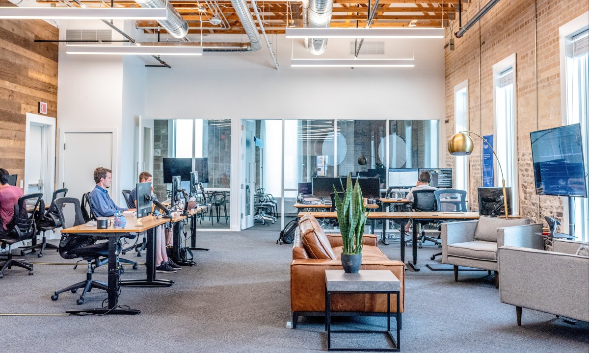 Un bureau avec plusieurs employés.