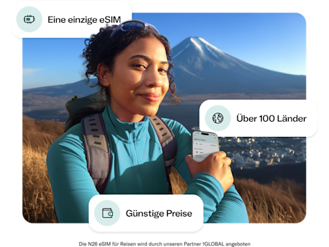 Eine Frau mit einem Rucksack lächelt in die Kamera, während sie ein Telefon hält, mit dem Berg Fuji im Hintergrund, umgeben von Textblasen, die „Eine einzige eSIM“, „Über 100 Länder“ und „Günstige Preise“ hervorheben.