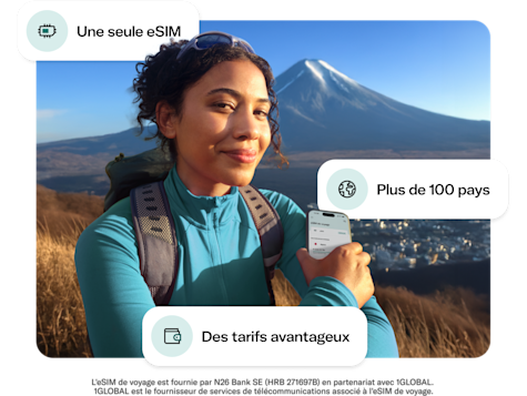 Une femme avec un sac à dos sourit à l'appareil photo tout en tenant un téléphone, avec le mont Fuji en arrière-plan, entourée de bulles de texte mettant en évidence "Une seule eSIM", "Plus de 100 pays" et "Des tarifs avantageux".