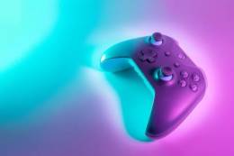 Gaming-Controller auf Blau-violettem Grund.