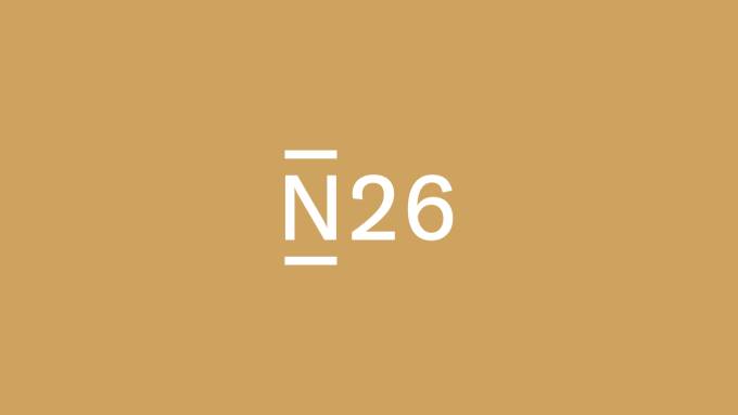N26-Logo vor einem hellbraunen Hintergrund.