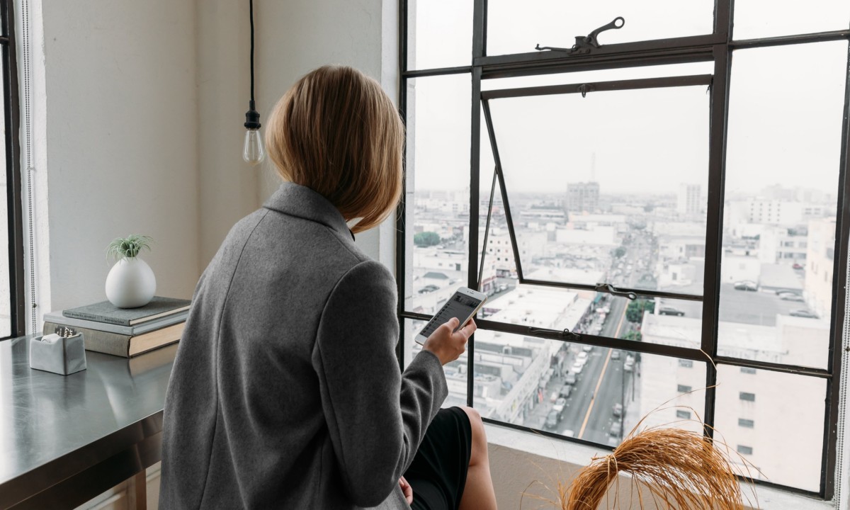 Una mujer independiente administra sus finanzas en su teléfono.