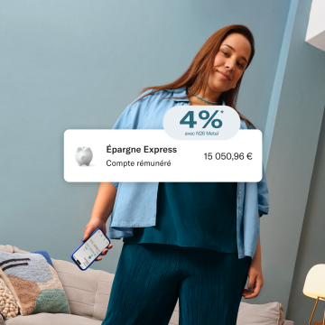 Image montrant 4% de taux intérêt pour le compte de dépôt rémunéré et une femme habillée en bleu qui tient un téléphone en arrière plan. 