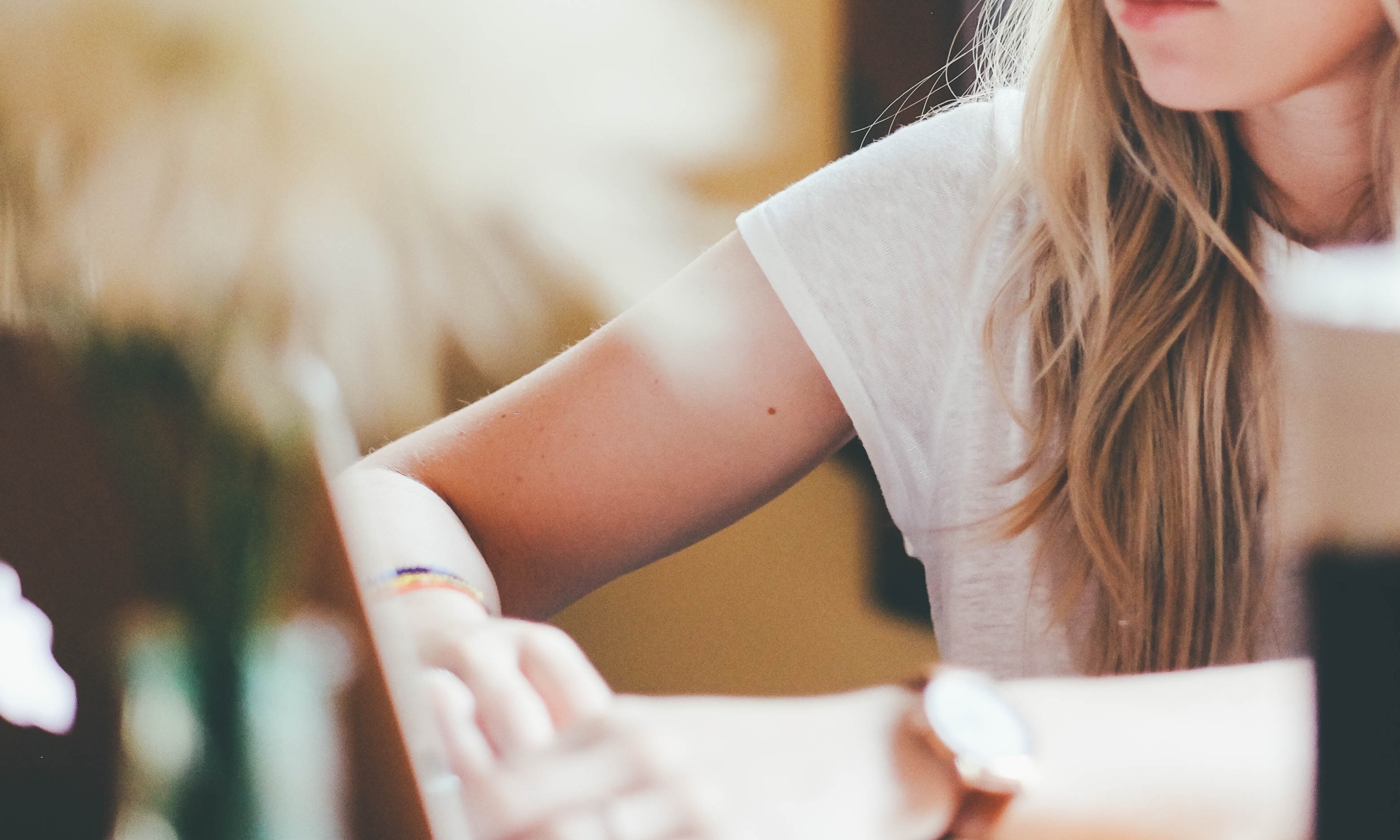 Freelancer trabajando en su ordenador.