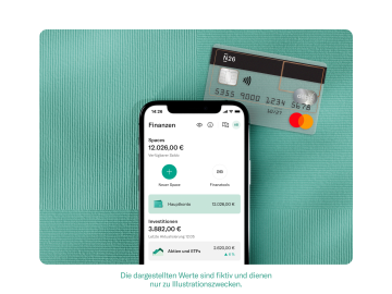 Mobil mit der N26-App, daneben eine transparente Karte und ein Money-Badge.