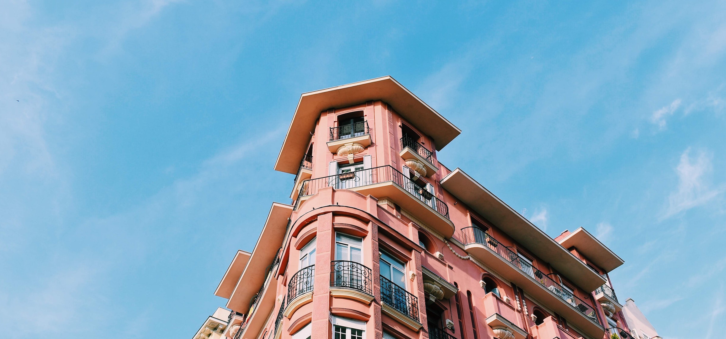 Ein elegantes Wohngebäude mit roter Fassade.
