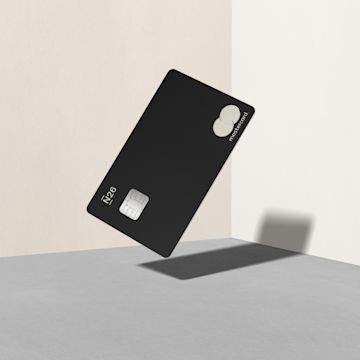 Charcoal Black N26 Metall Karte aufrecht gegen eine Wand gelehnt.