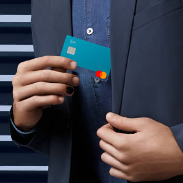 Eine Person zieht eine N26 You Karte in der Farbe Aqua aus der Jackentasche.