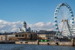 foto di Helsinki con la cattedrale e una ruota panoramica.