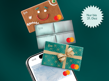 Drei neuartige N26-Karten, gestaltet als Lebkuchenmann, Geschenk und gefaltete Notiz, schweben über einem Smartphone, das eine digitale Karte anzeigt.