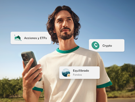 Un hombre con un teléfono inteligente al aire libre está rodeado de etiquetas flotantes de categorías de inversión, como "Acciones y ETF", "Cripto" y "Fondos equilibrados".