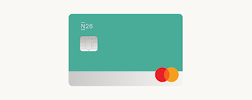 Una carta di debito Mastercard N26 rosa e argento con un chip EMV d'argento nell'angolo in alto a sinistra e il logo Mastercard nell'angolo in basso a destra.