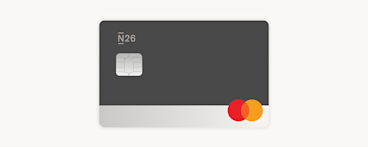 Une carte de débit N26 gris foncé et argent avec une puce électronique et le logo Mastercard.