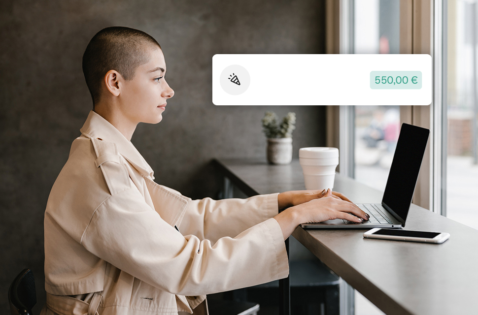 Una giovane freelance che controlla il suo conto corrente.