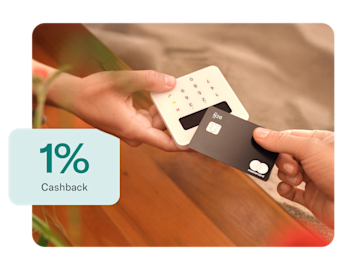Eine schwarze N26 Mastercard wird für eine kontaktlose Zahlung auf einem weißen Kartenleser verwendet, wobei „1 % Cashback“ in Grün auf einem weißen Rechteck unten links steht.