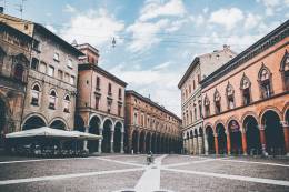 Veduta di una piazza a Bologna vicino all'università.