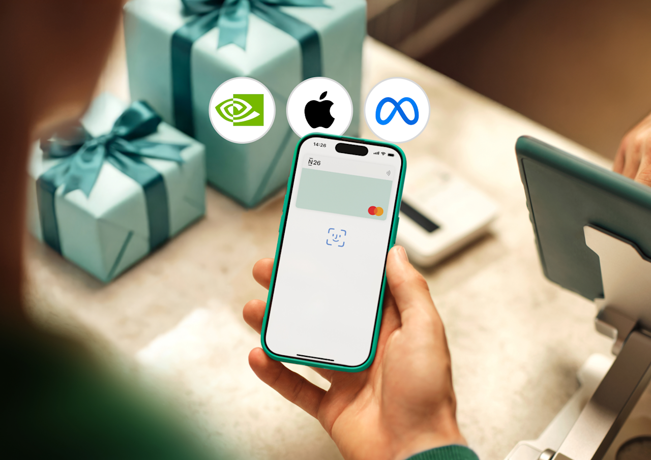 Une main tient un smartphone prêt pour un paiement sans contact au-dessus d'un terminal, avec le logo Google Pay superposé.